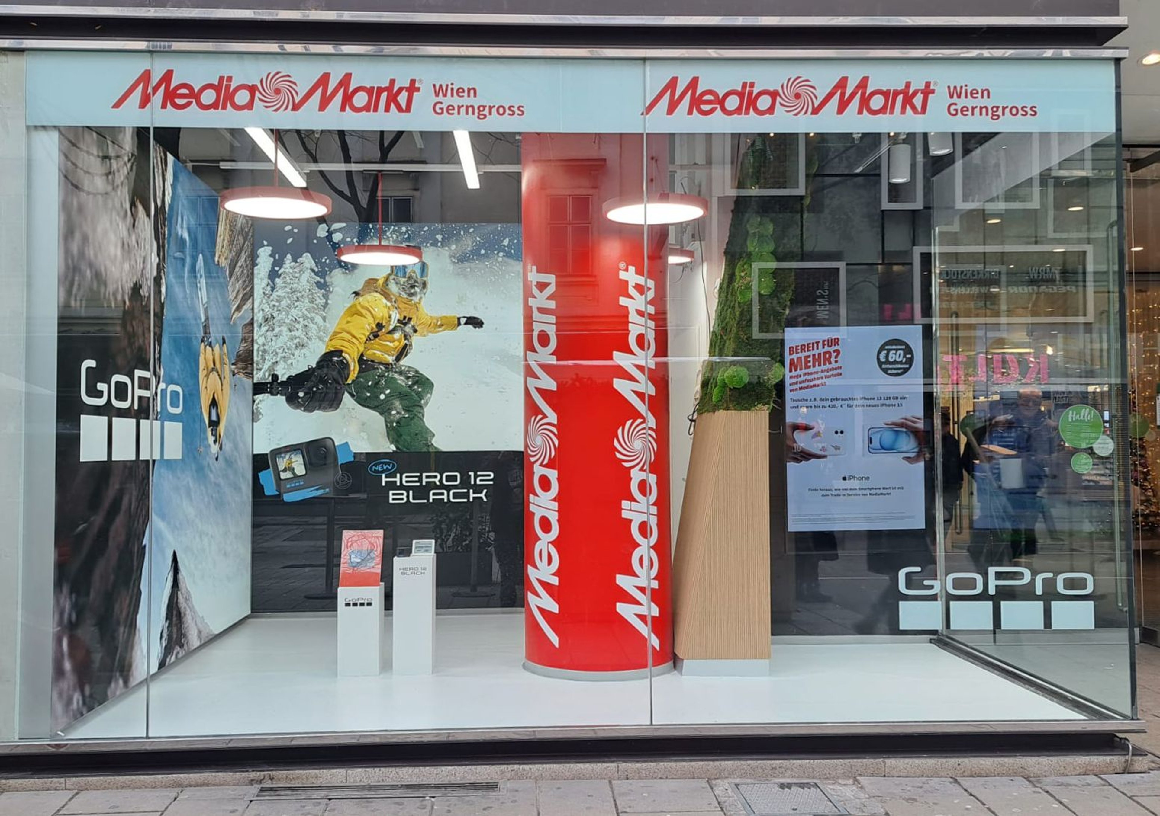 POS-Displays für GoPro im Schaufenster einer MediaMarkt-Filiale