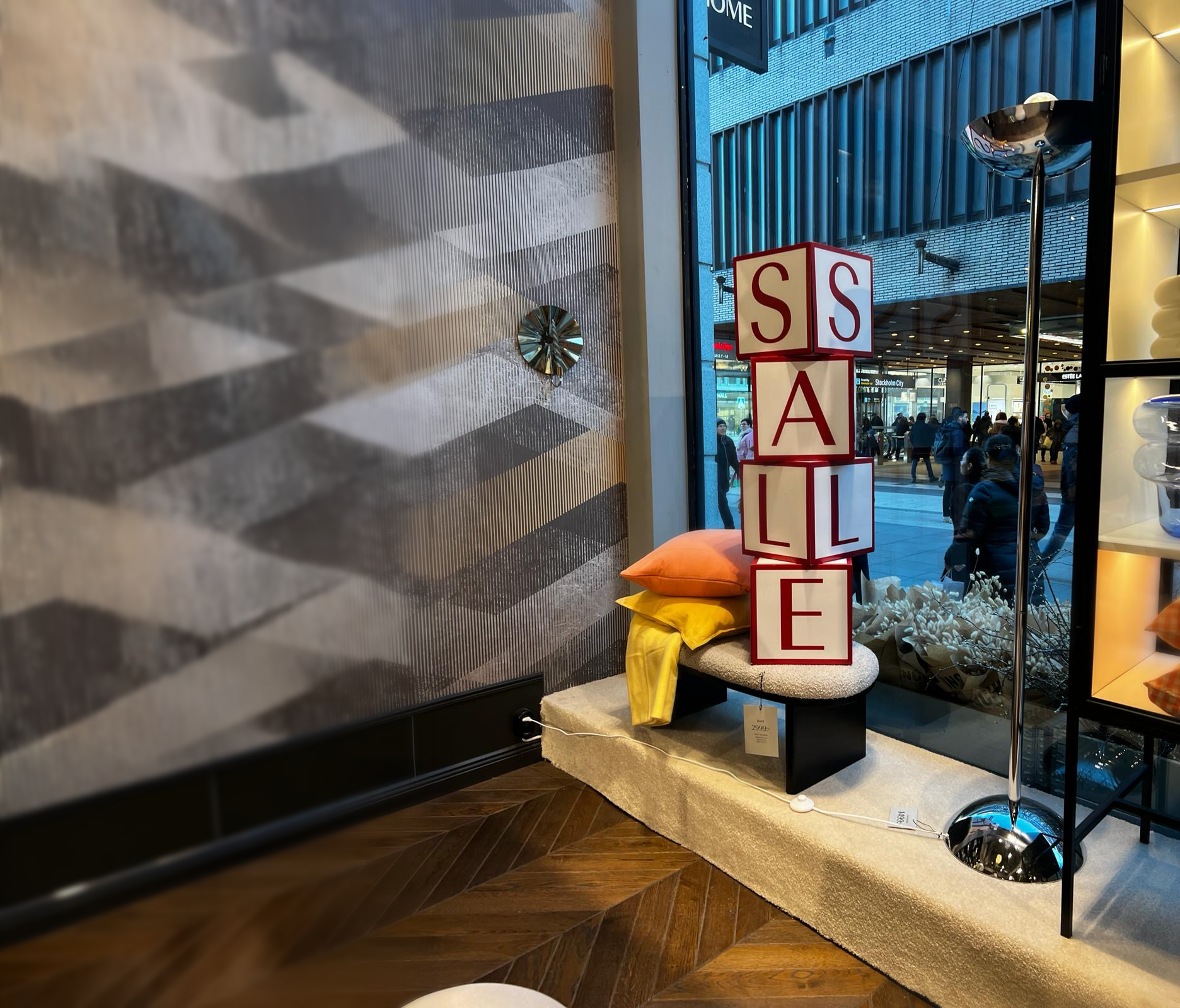 POS-Würfelsäule im Schaufenster