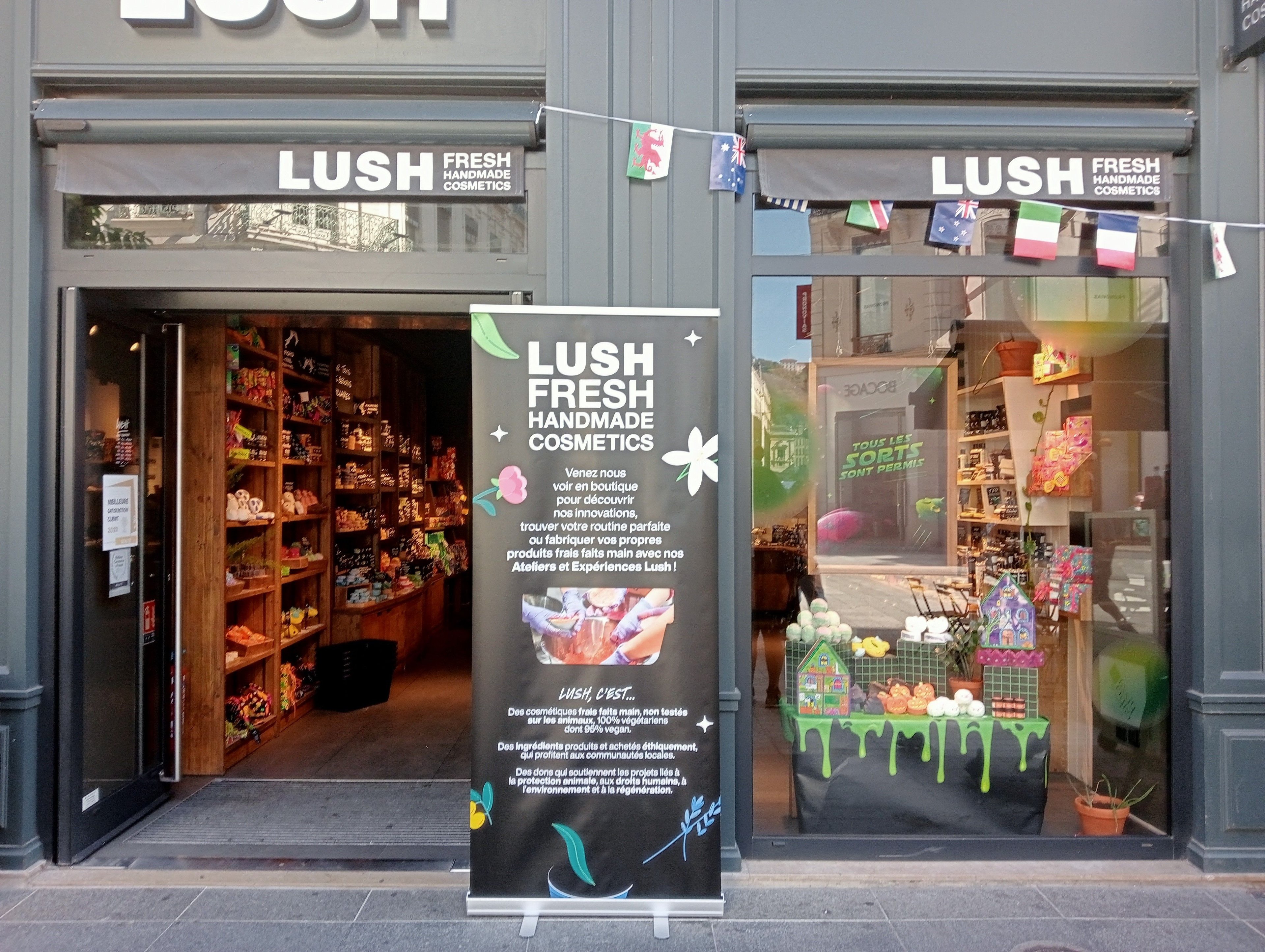 Lush-Filiale mit Roll-up-Banner und bedruckten Schaufensterdisplays