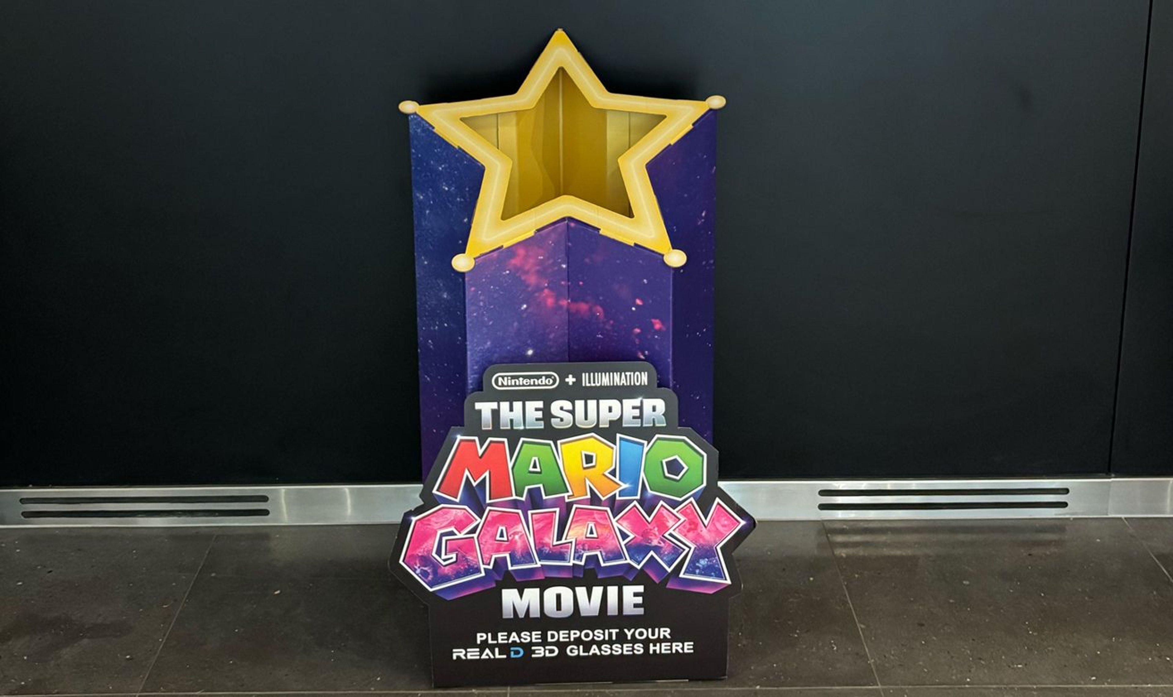 Schüttdisplay für 3D-Brillen im Kino
