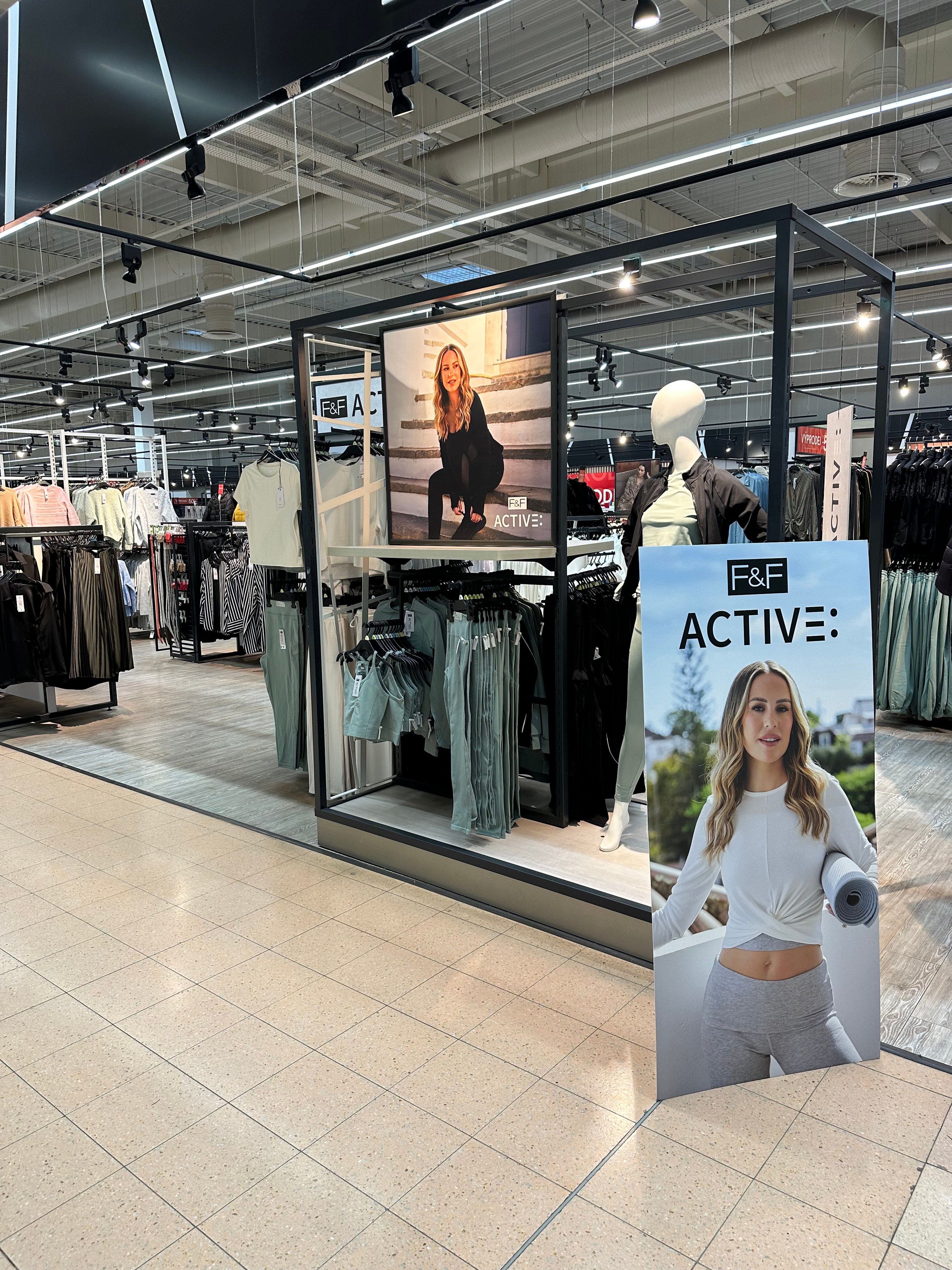 Räumliche POS-Elemente in einer Tesco-Filiale
