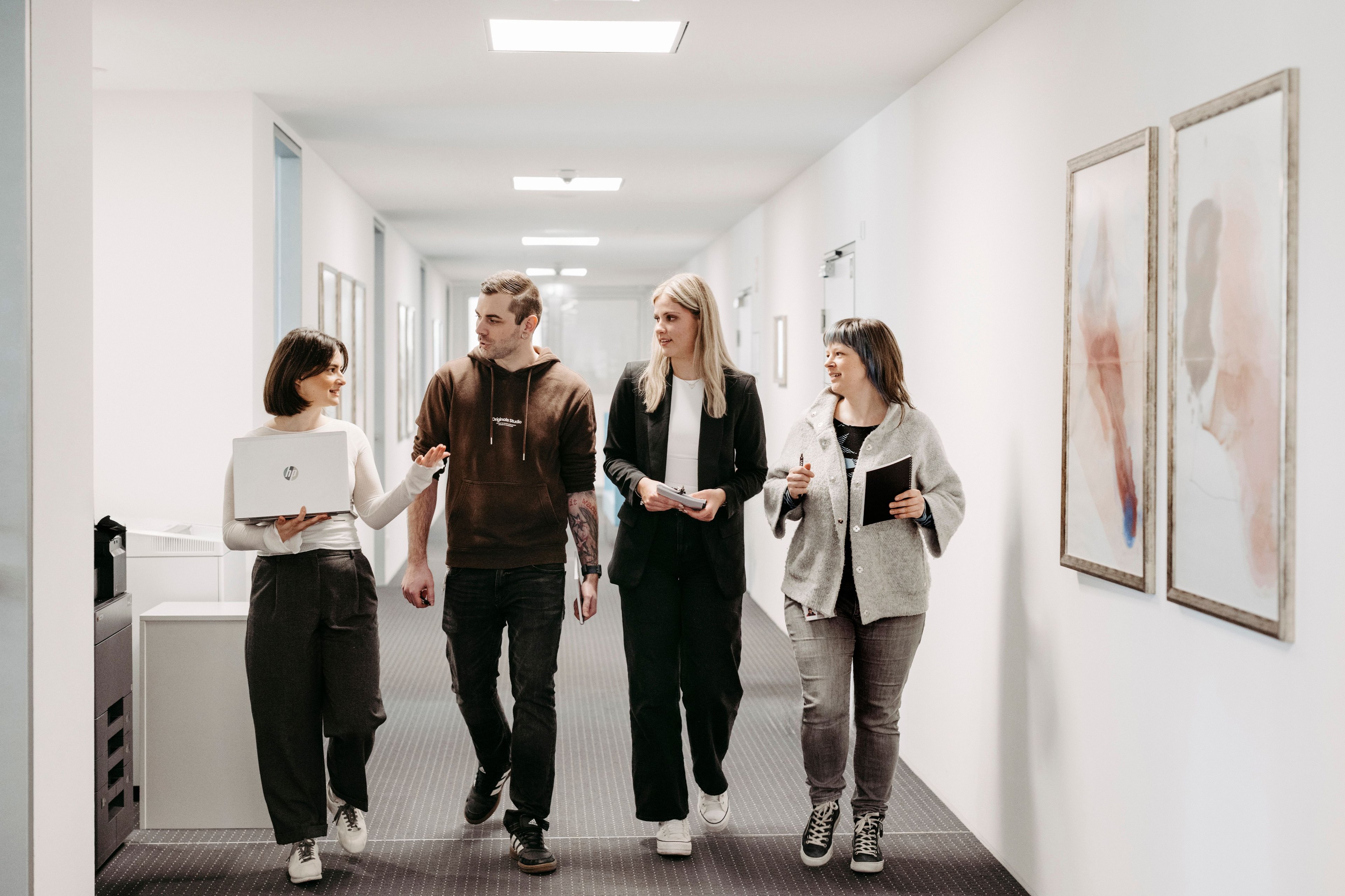 L'équipe ARIAN en train de traverser les bureaux