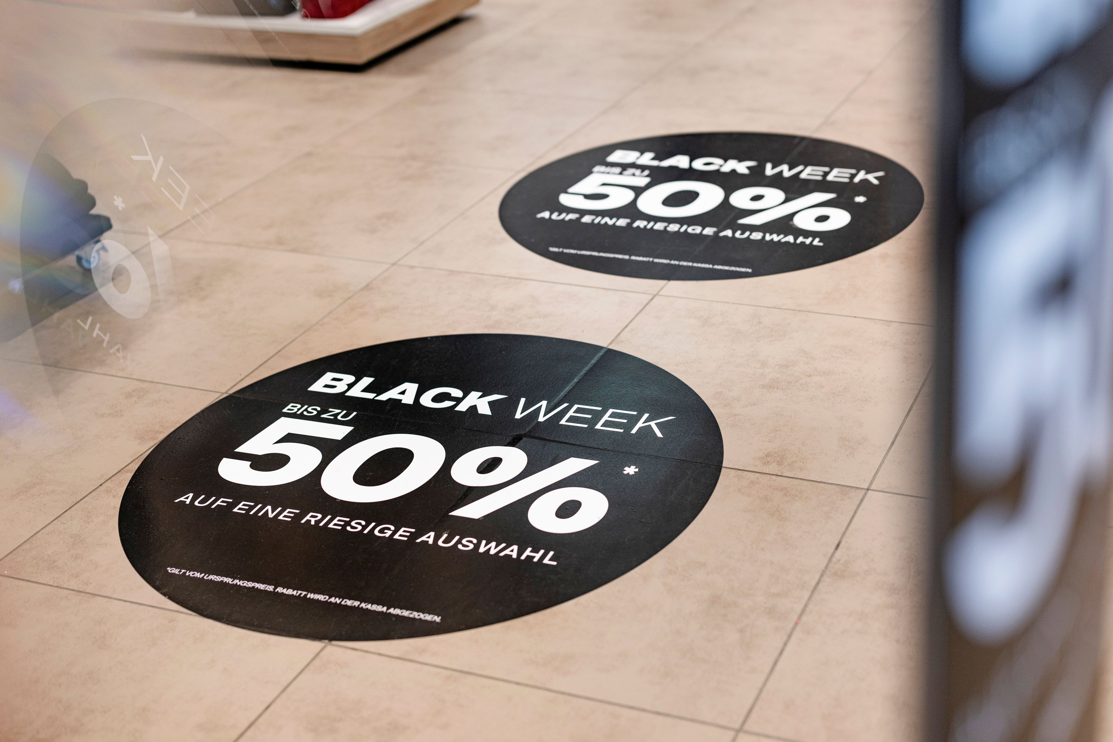 Schwarze Bodenaufkleber mit „Sale“-Aufdruck