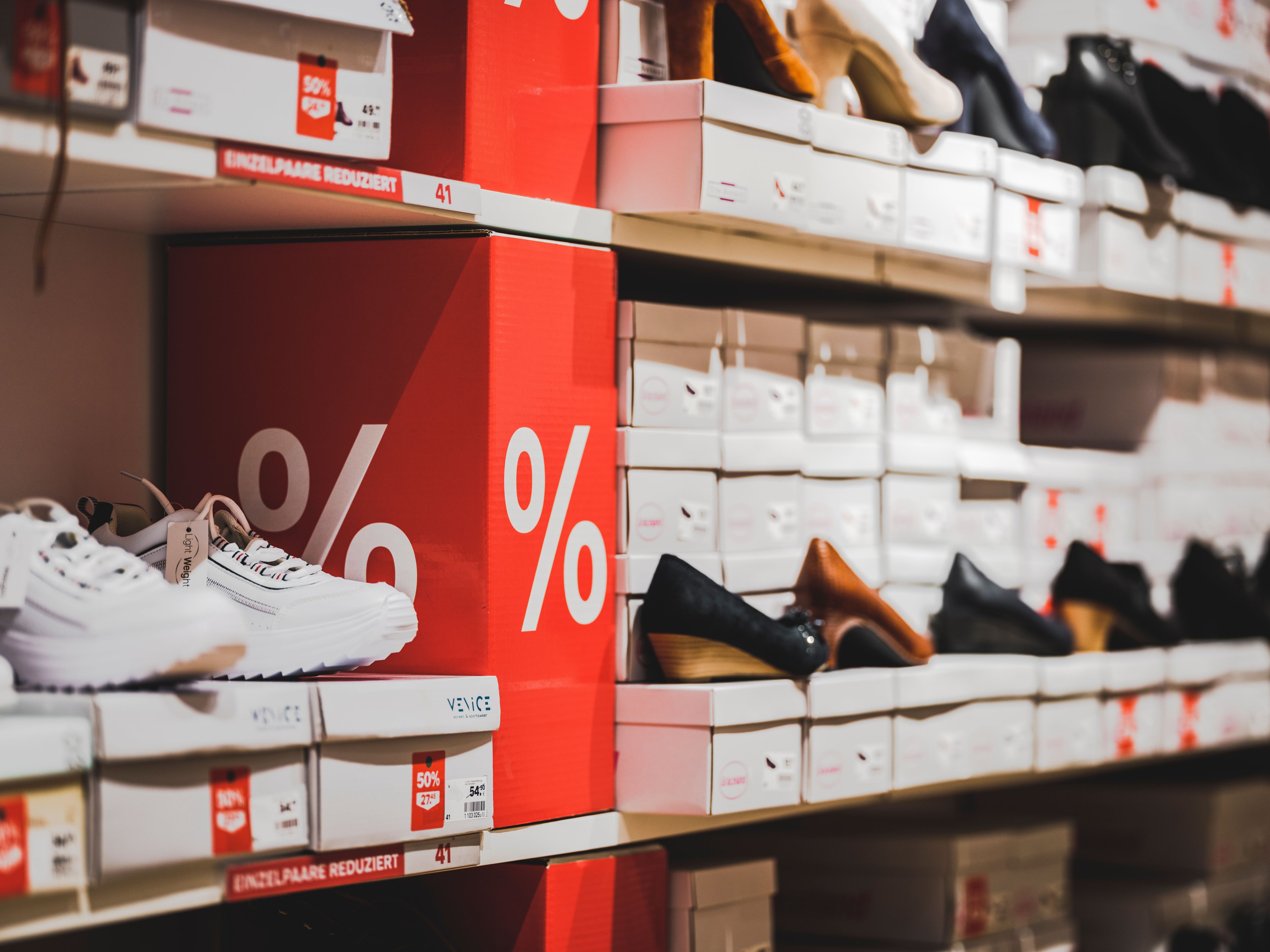 „SALE“-Box im Regal eines Schuhgeschäfts