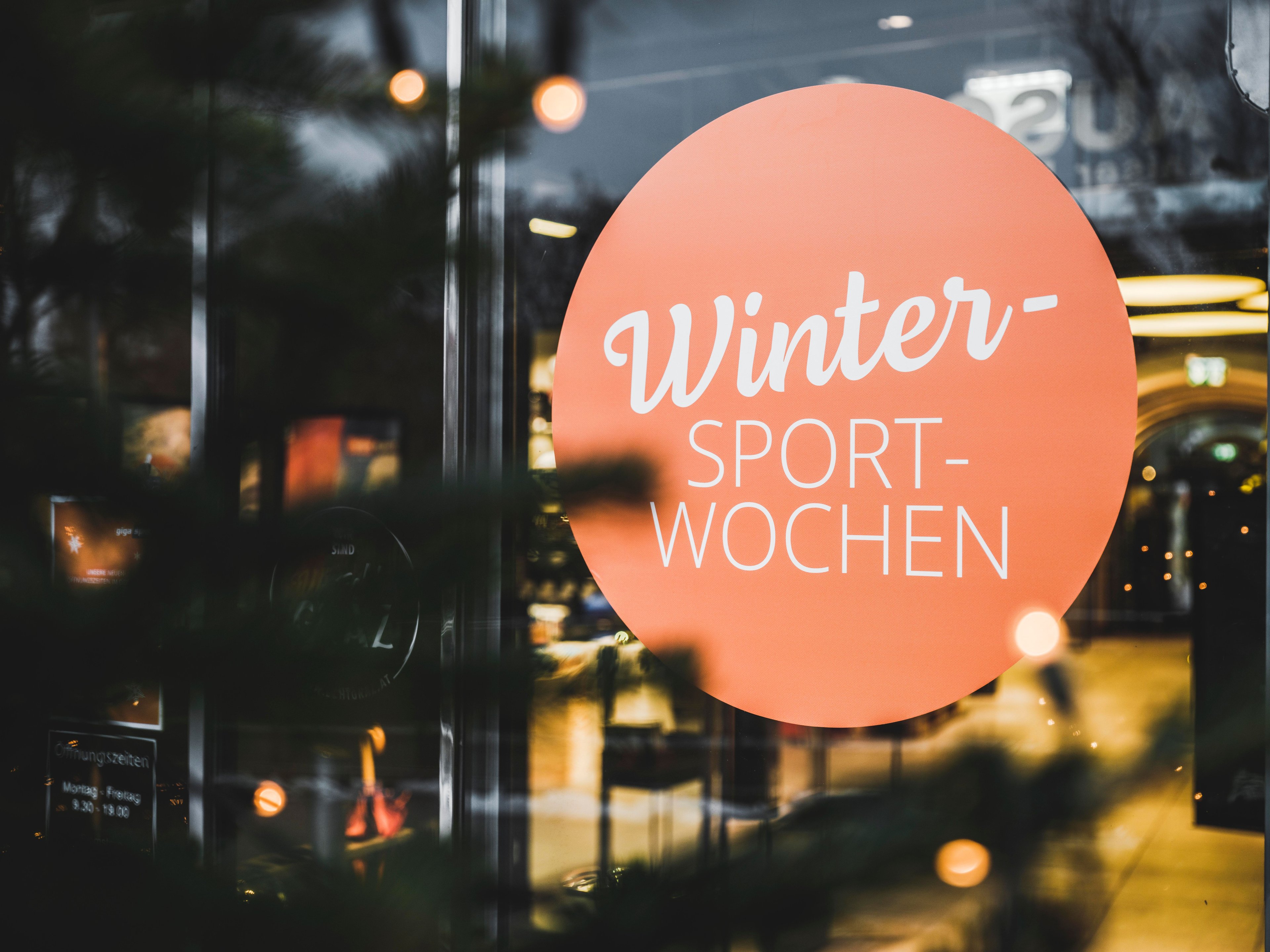 Aufkleber im Schaufenster eines Sportgeschäfts