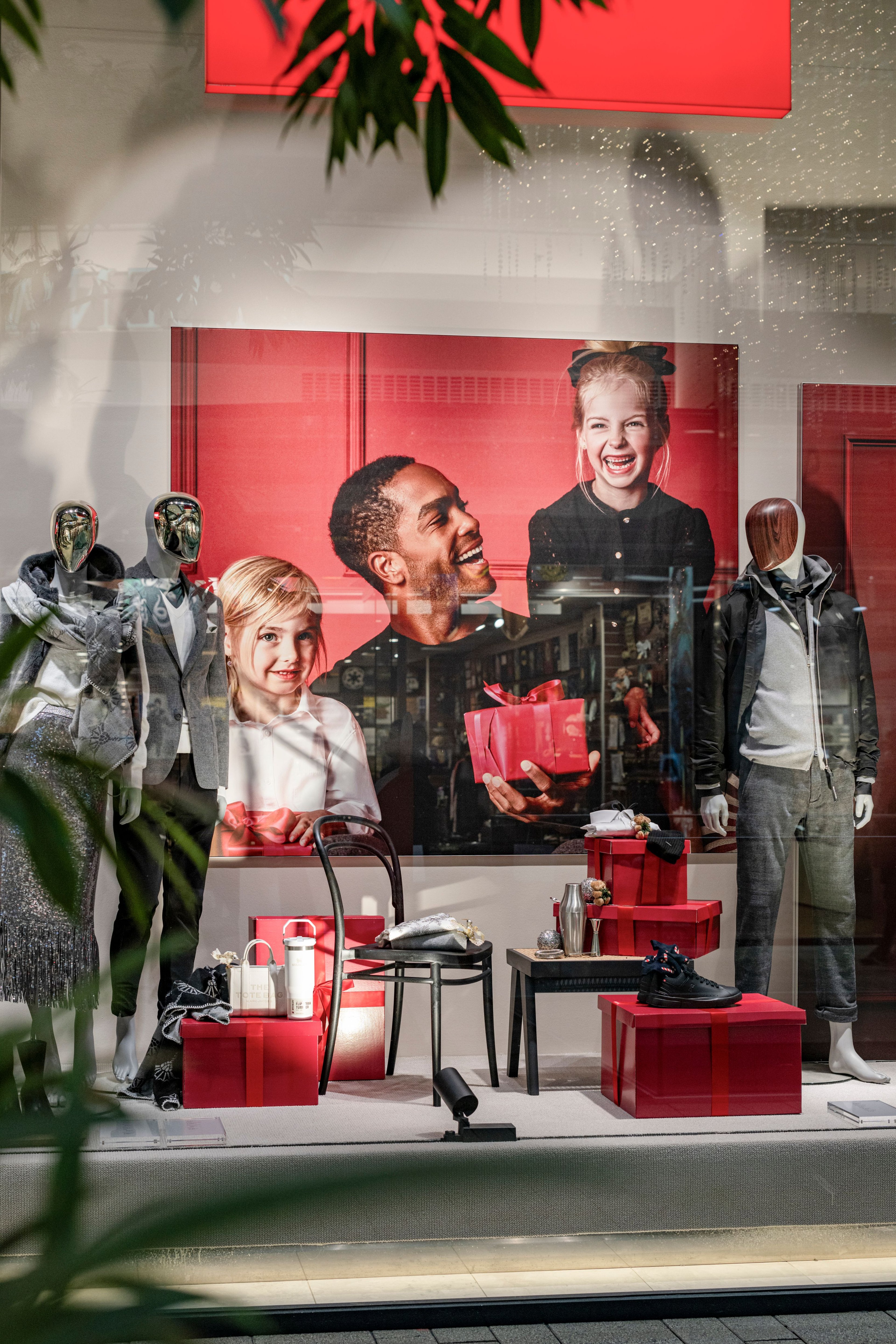 Rote Geschenkboxen als dekorative Auslage im Schaufenster