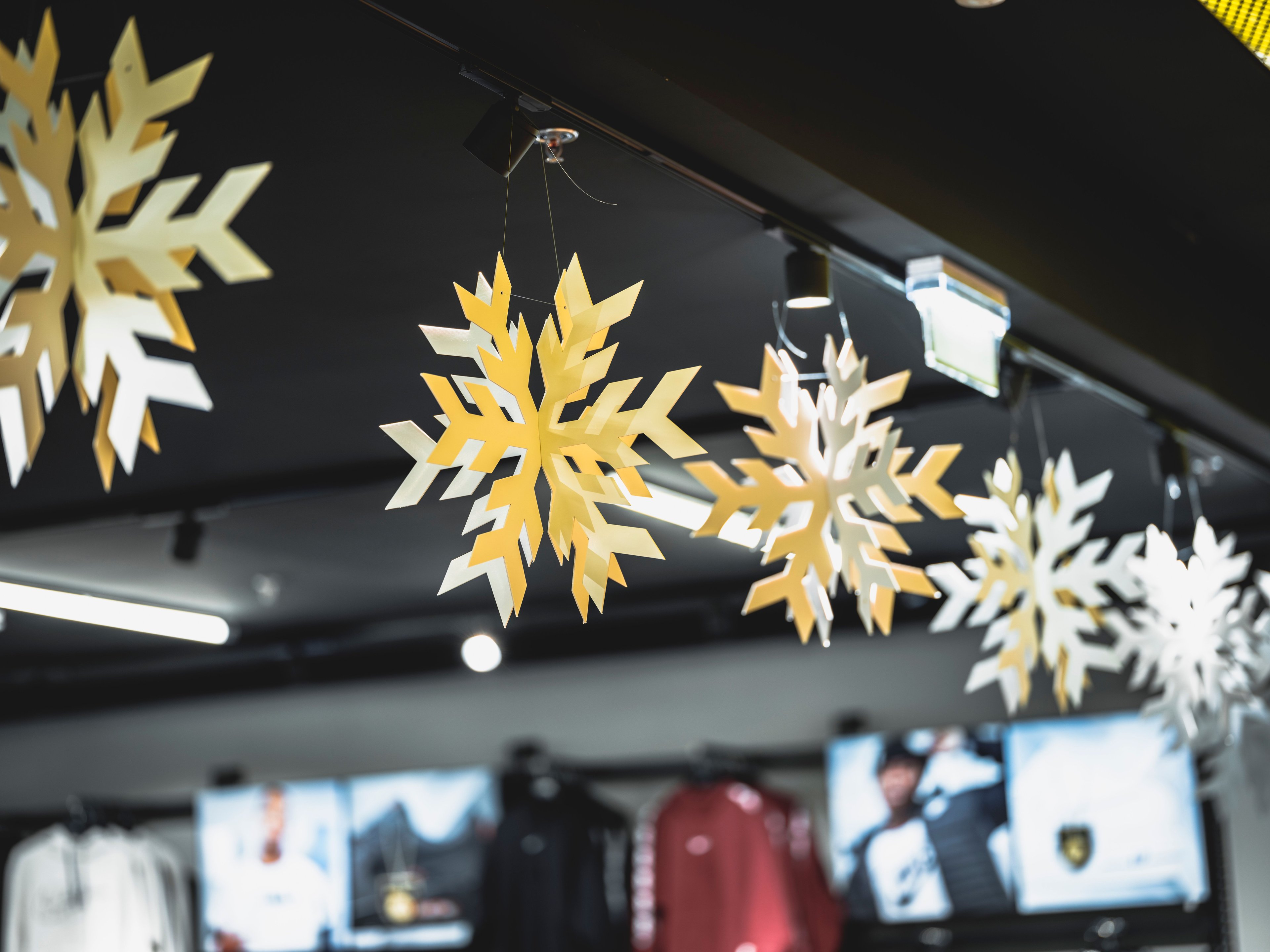 Papier-Schneeflocken als Deckenaufhänger im Laden