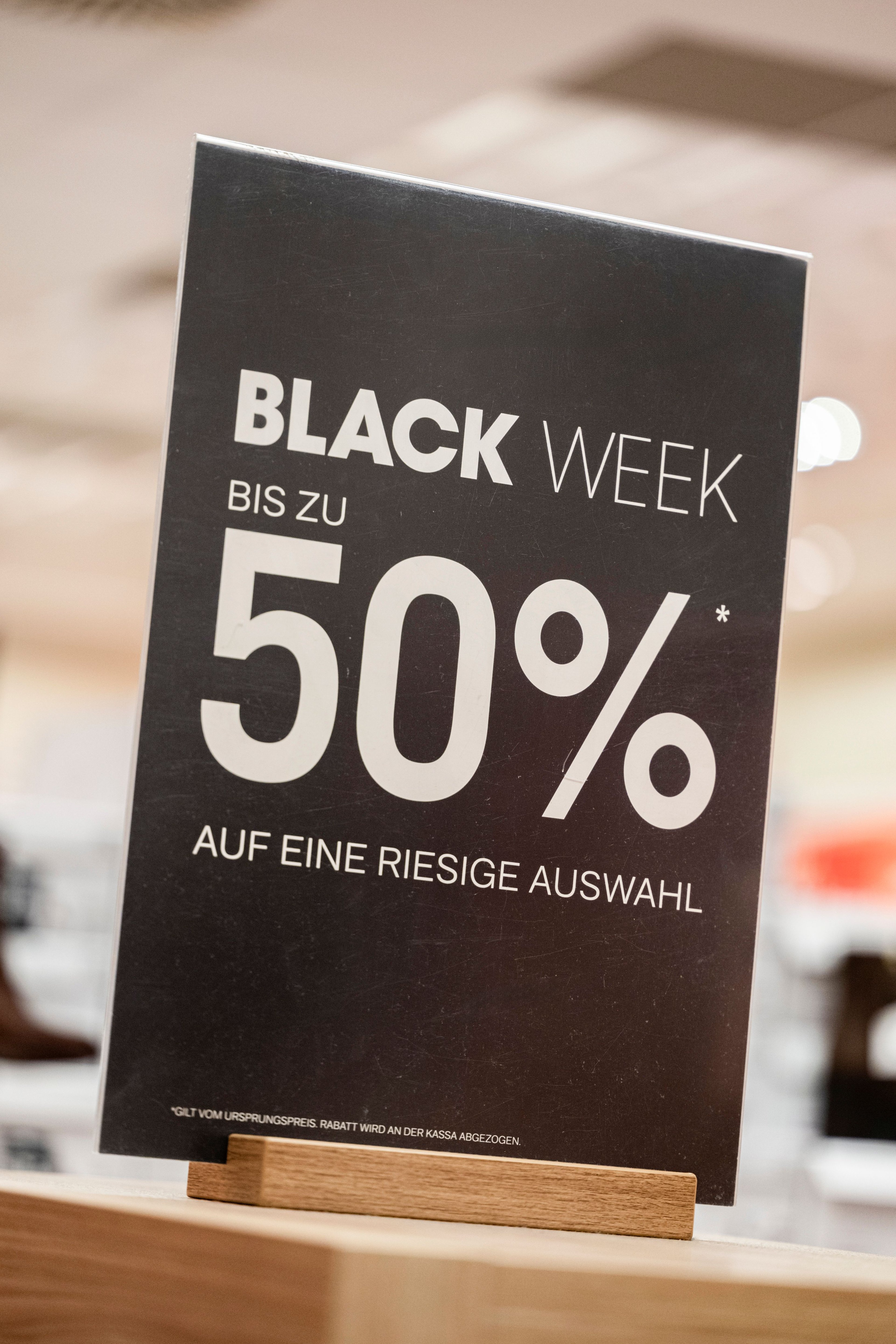 Gedrucktes Schild zum Black Friday